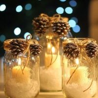 velas blancas con decoración de navidad