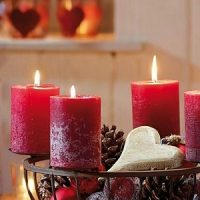 velas rojas con decoracion navideña